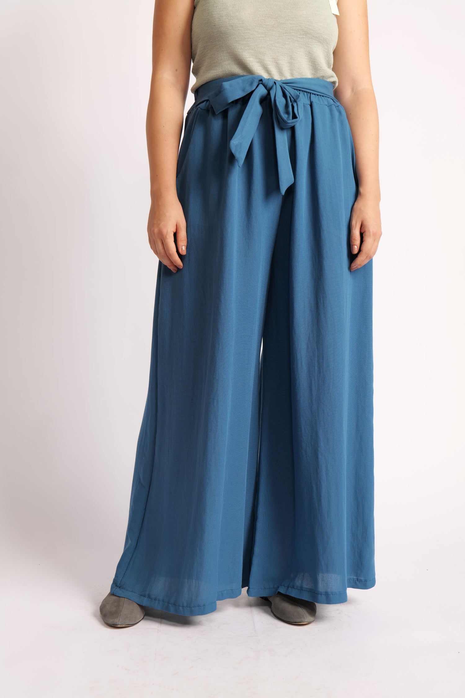 Pantaloni Largi Din Viscoză si In Cu Cordon – Lejeri, Naturali, Casual-Chic
