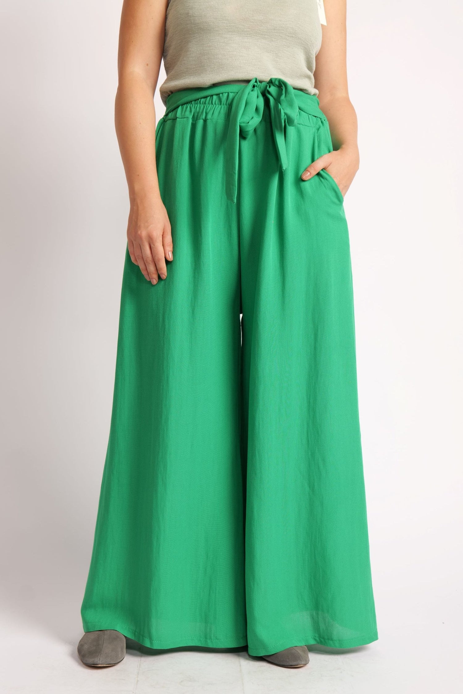 Pantaloni Largi Din Viscoză si In Cu Cordon – Lejeri, Naturali, Casual-Chic