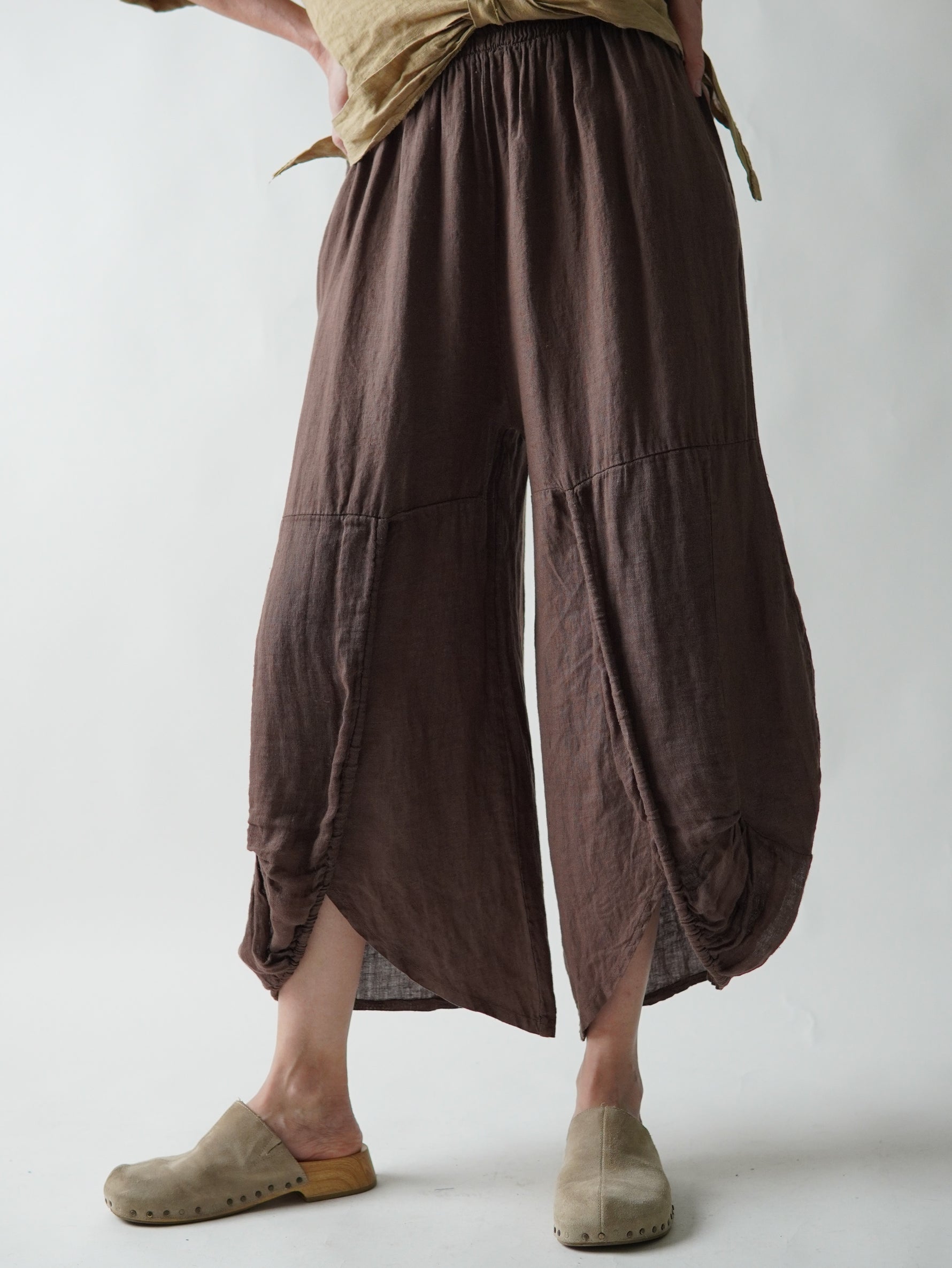 Pantaloni salvari maro din in, vedere laterală, stil lejer
