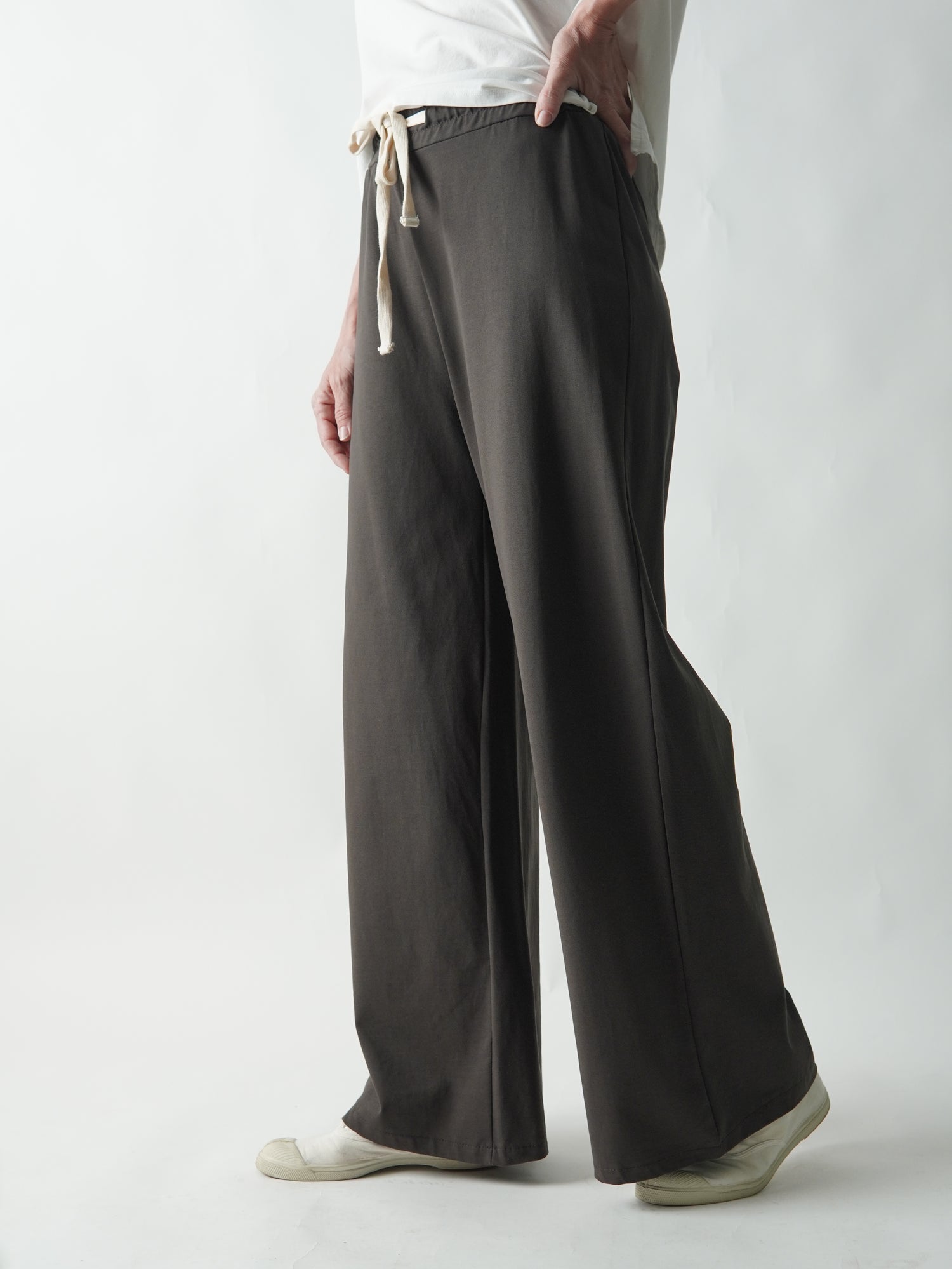 Pantaloni de trening vedere laterală croi larg