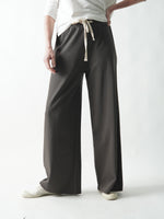 Pantaloni de trening din bumbac plin purtați pe model