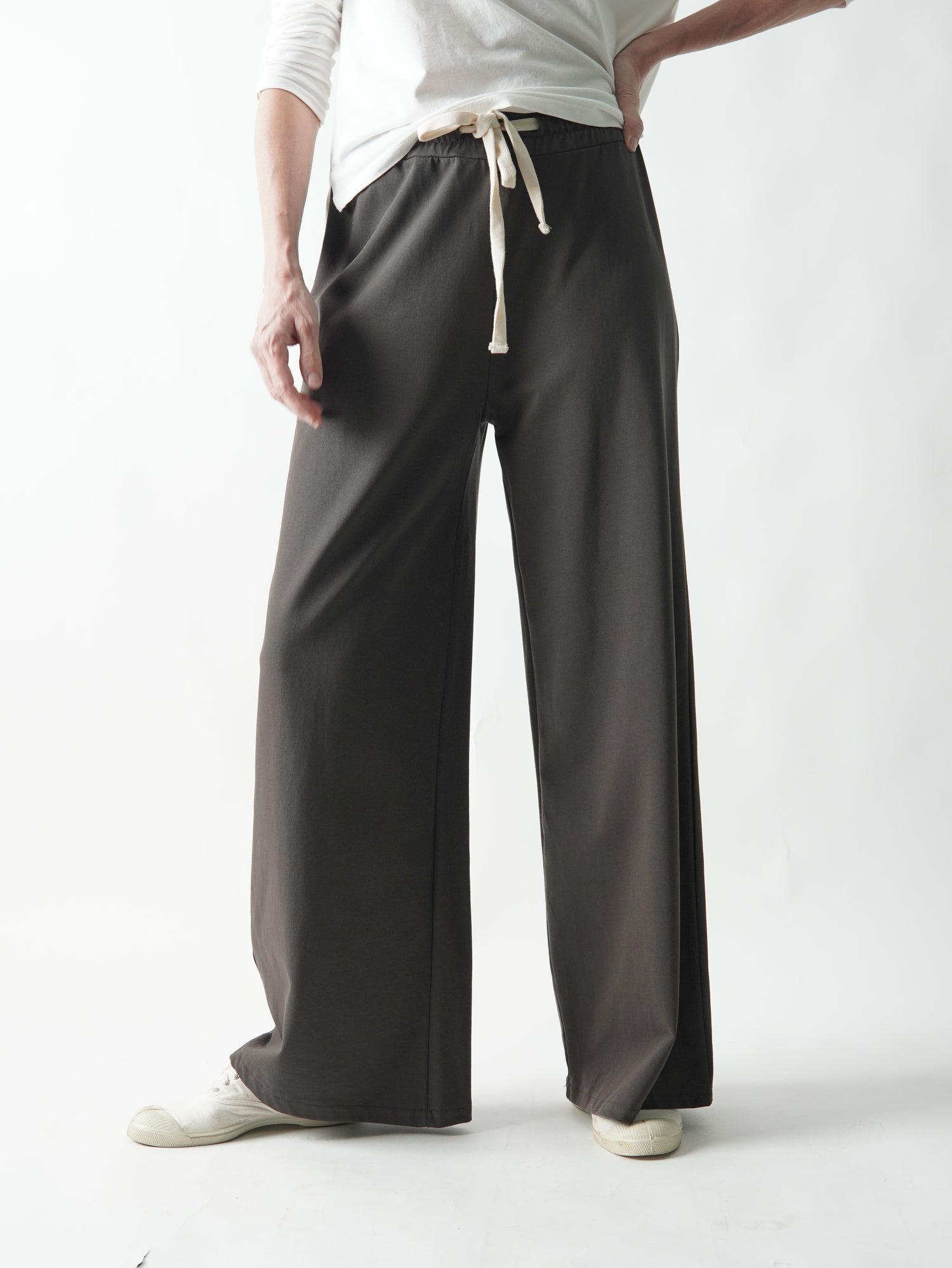 Pantaloni de trening din bumbac plin purtați pe model