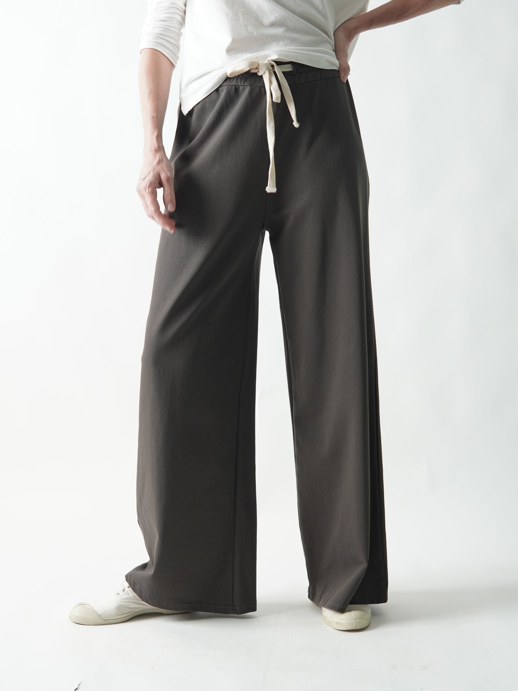 Pantaloni de trening din bumbac plin purtați pe model