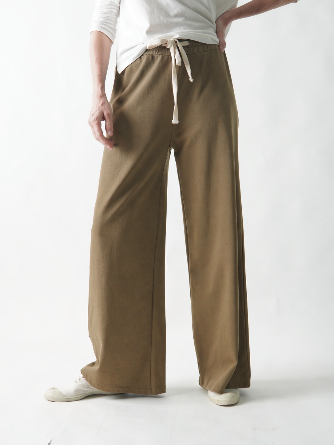 Pantaloni de trening din bumbac plin purtați pe model