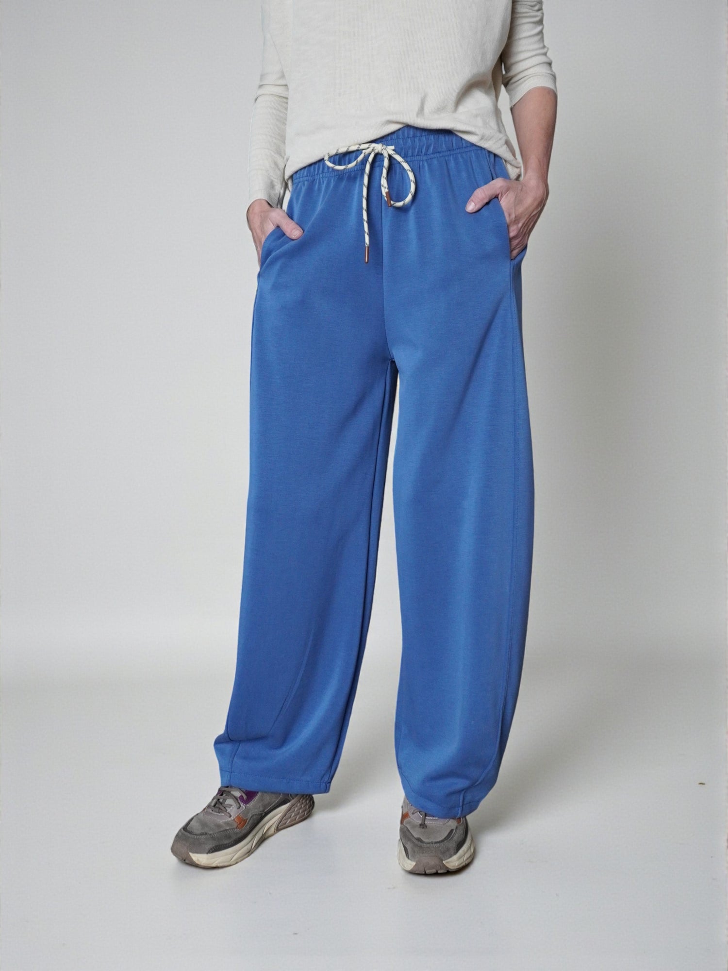 Pantaloni de trening albaștri cu șiret contrastant, vedere din față