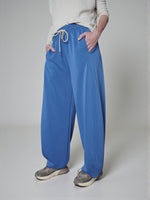 Pantaloni de trening albaștri, vedere laterală