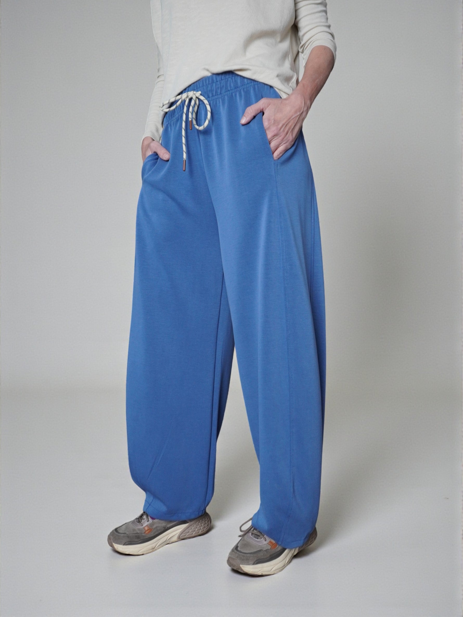Pantaloni de trening albaștri, vedere laterală