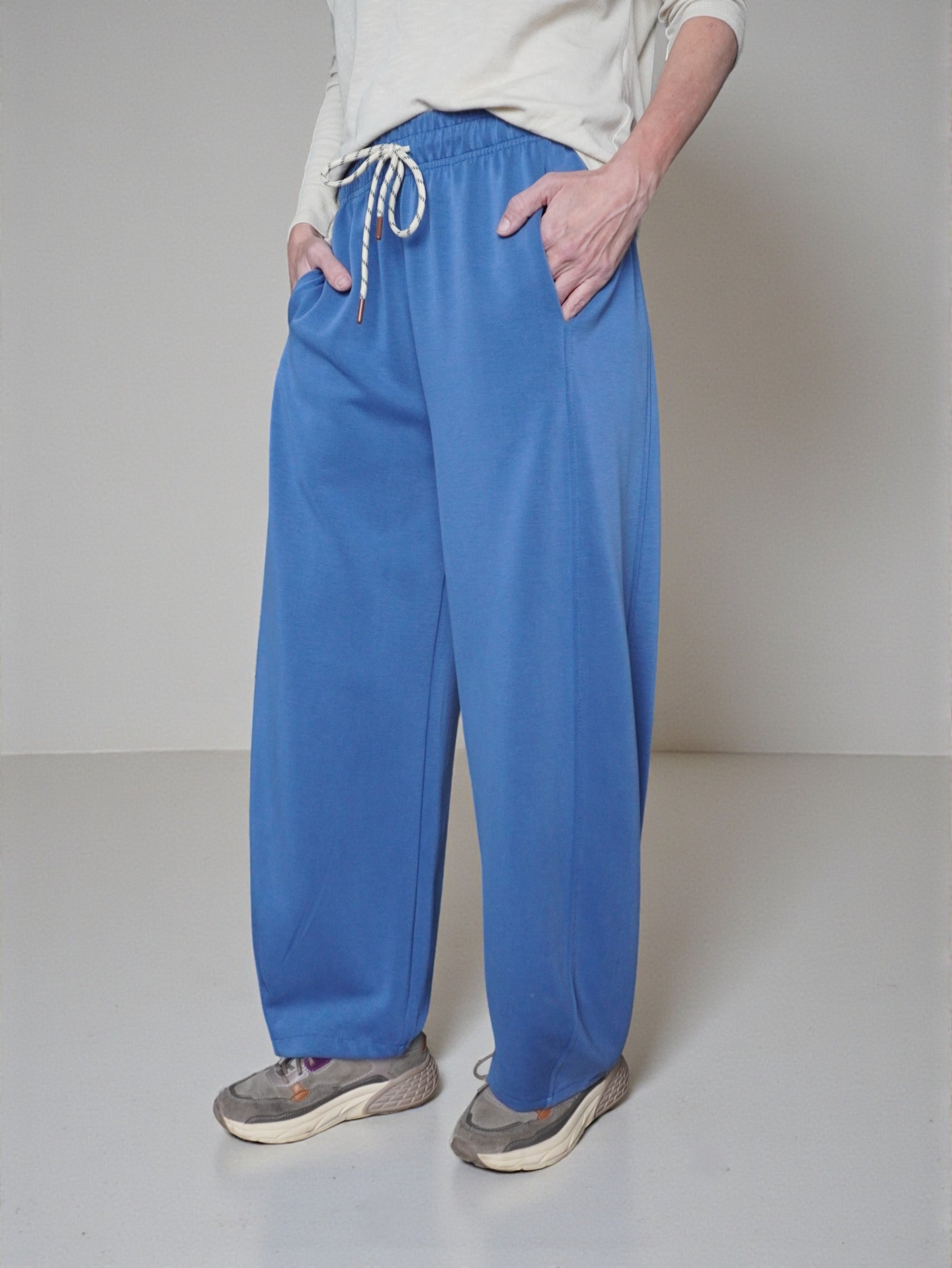 Pantaloni de trening albaștri cu croială lejeră, vedere din spate
