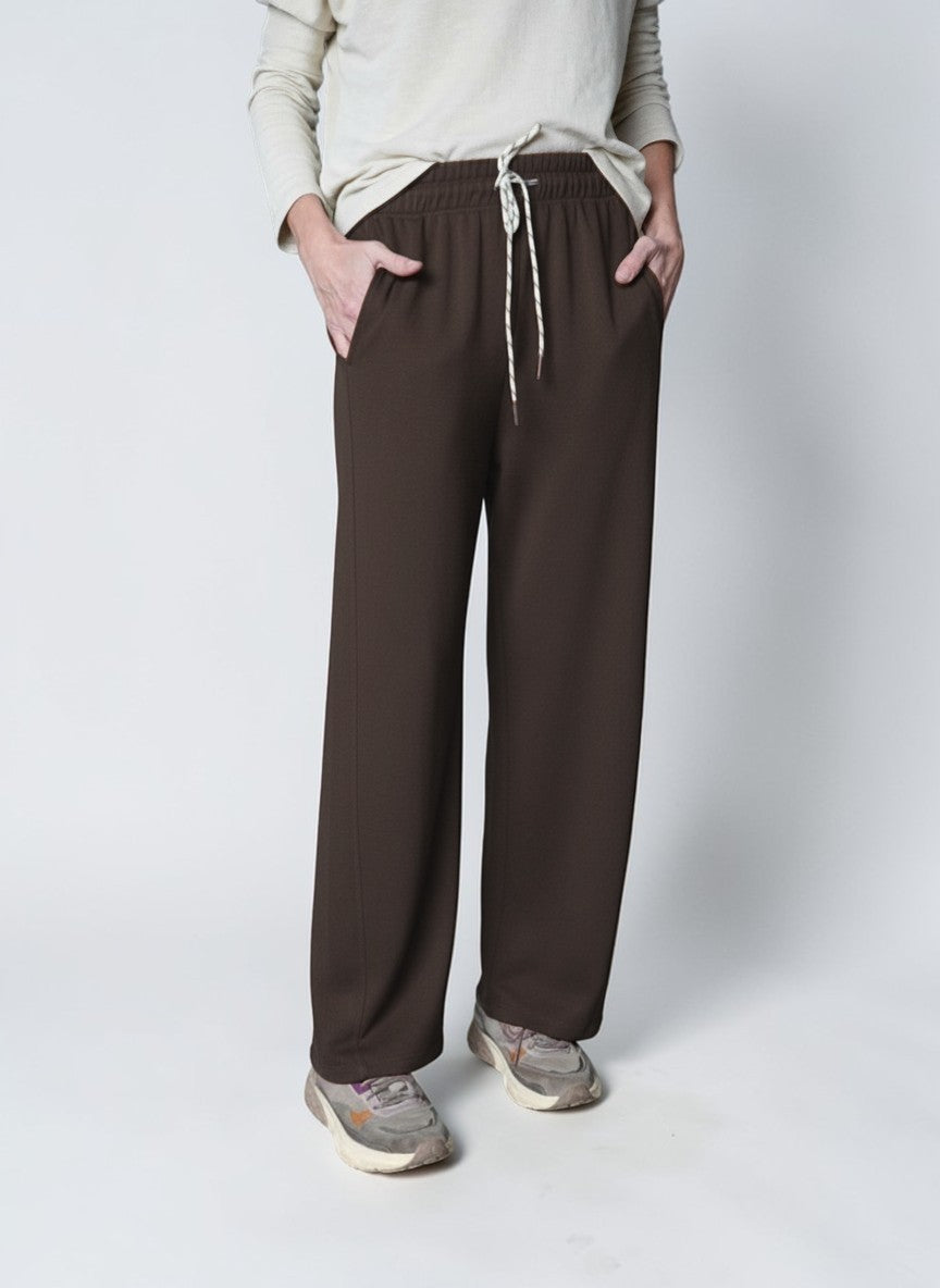 Pantaloni de trening maro cu șiret contrastant, vedere din față