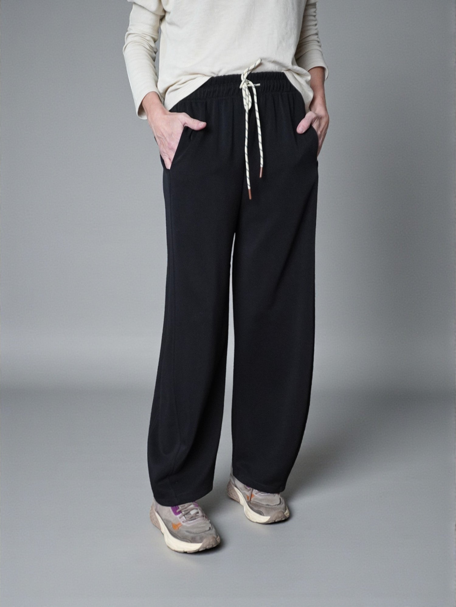 Pantaloni de trening negri cu șiret contrastant, vedere din față