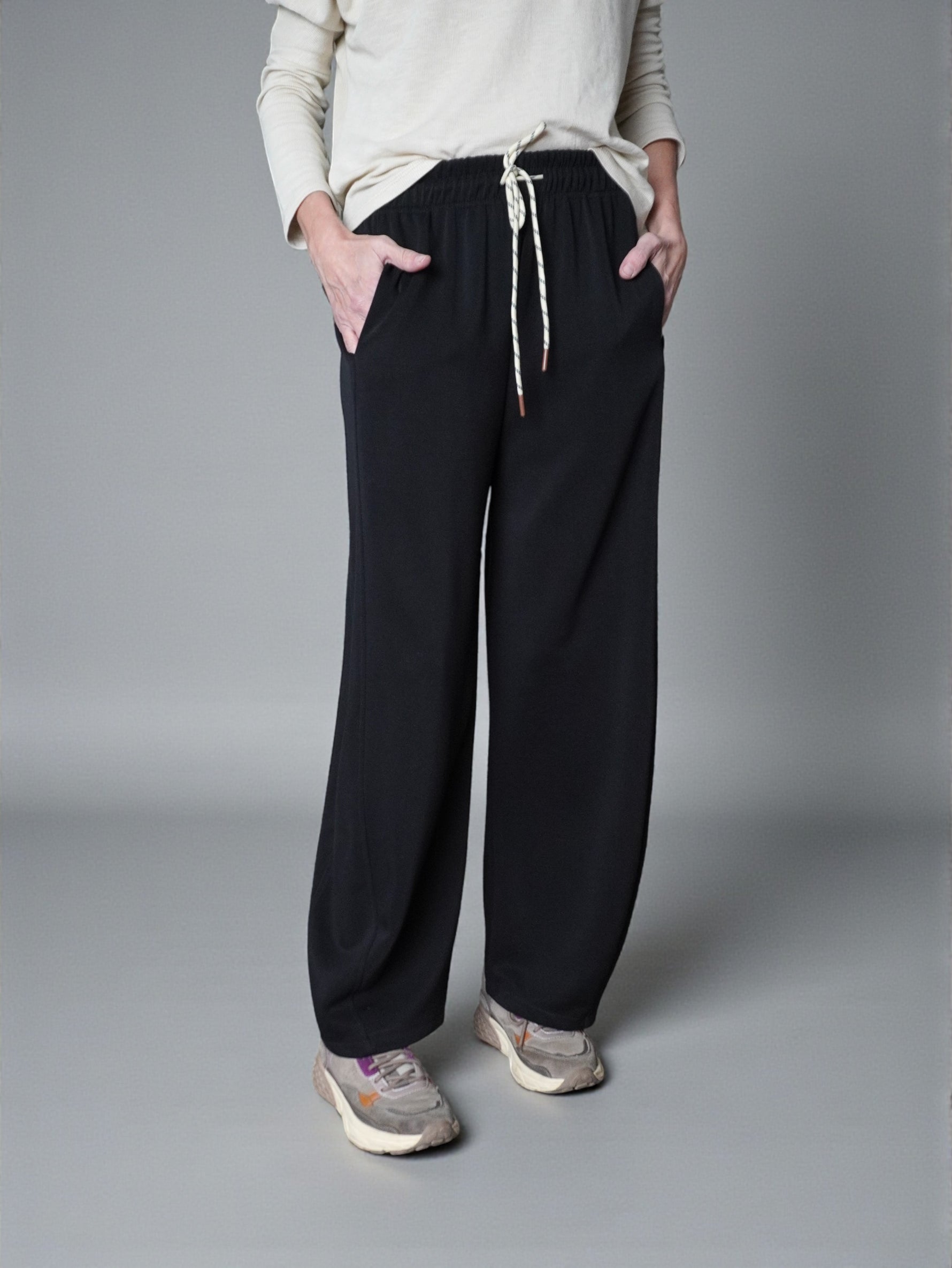 Pantaloni de trening negri cu șiret contrastant, vedere din față