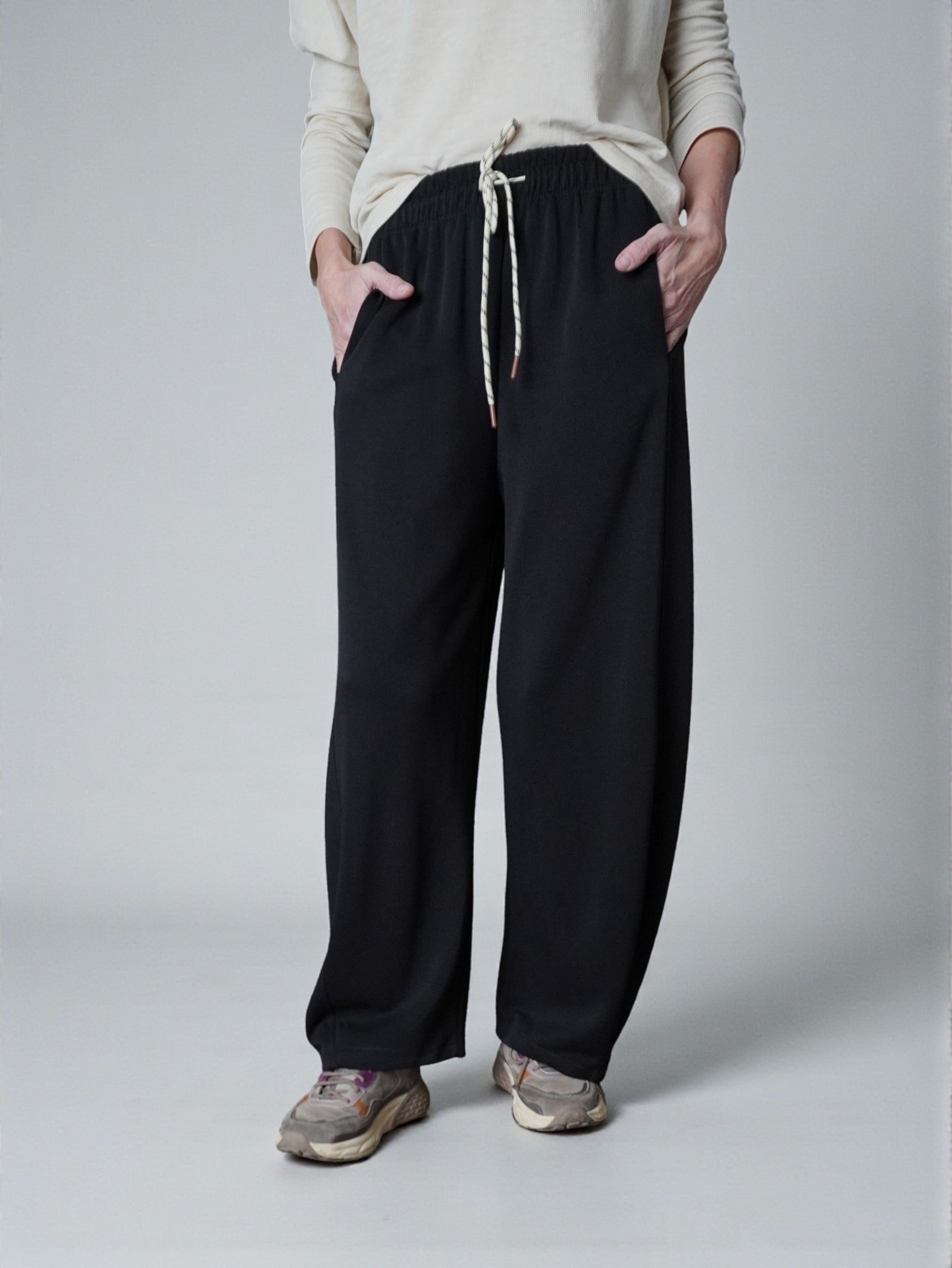 Pantaloni de trening negri, vedere laterală
