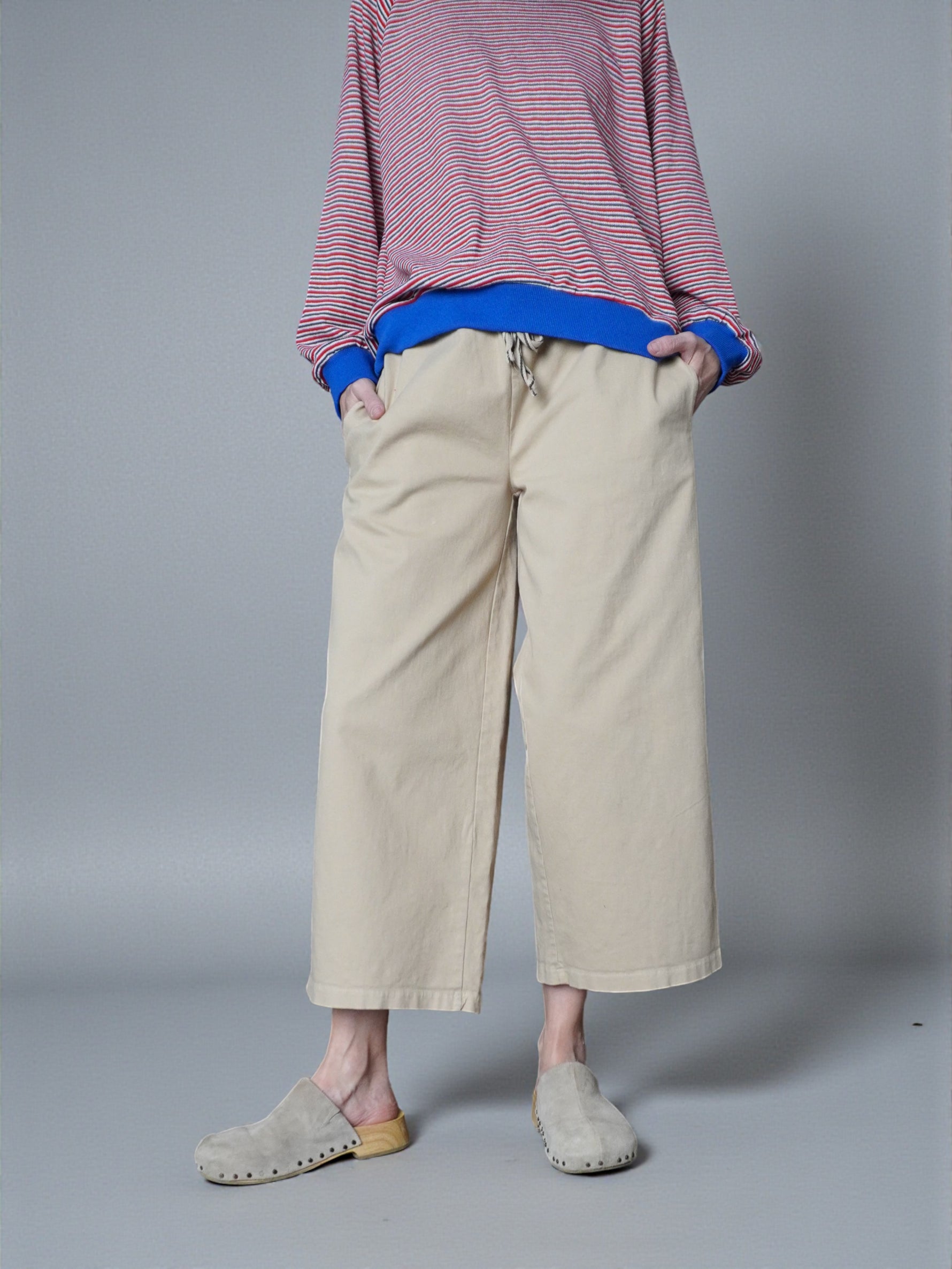 Pantaloni wide din bumbac bej cu talie elastică, vedere din față