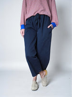 Pantaloni wide din bumbac bleumarin cu talie elastică, detaliu