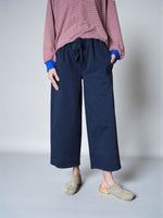 Pantaloni wide din bumbac bleumarin cu talie elastică, vedere din față