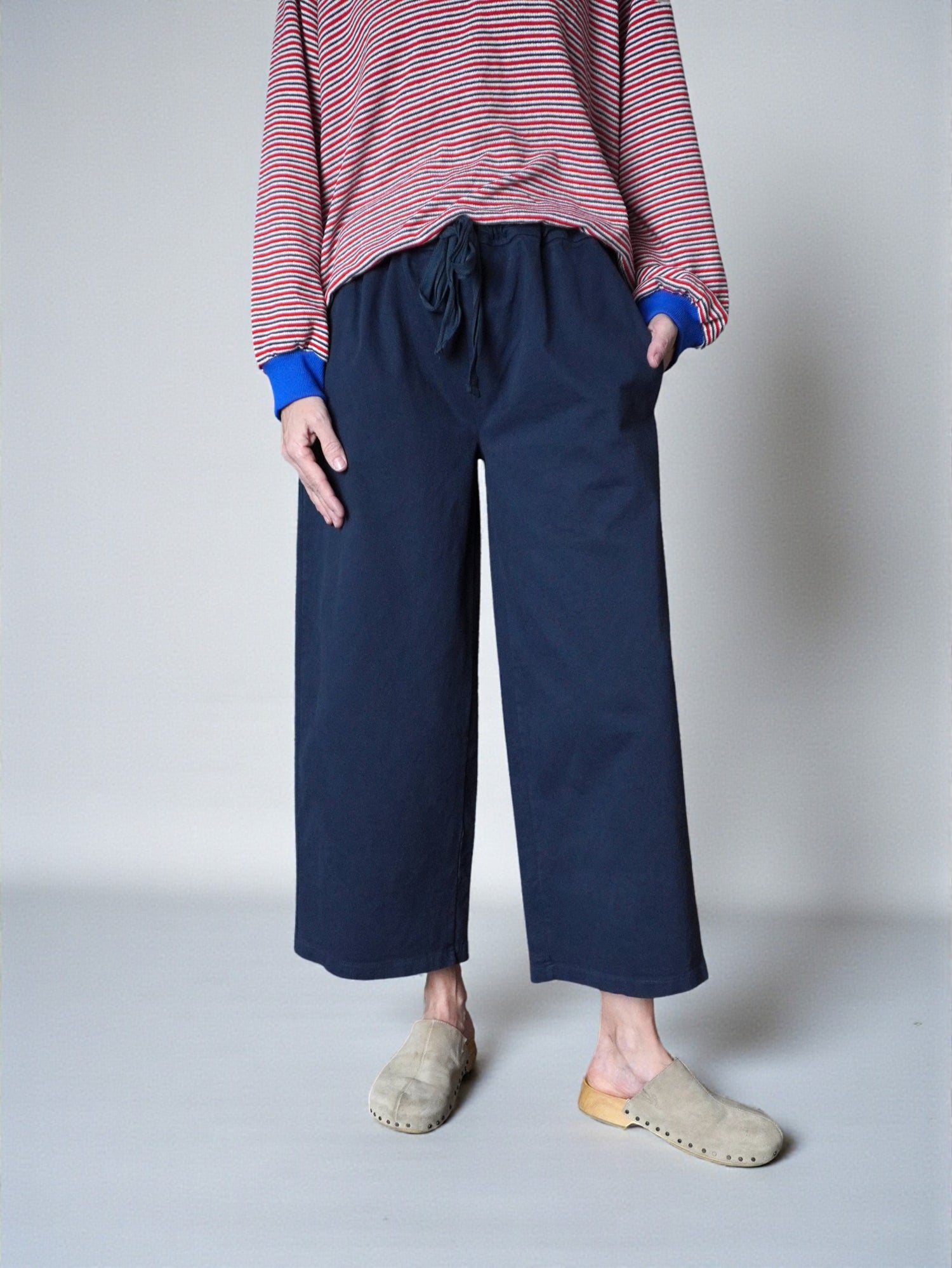Pantaloni wide din bumbac bleumarin cu talie elastică, vedere din față