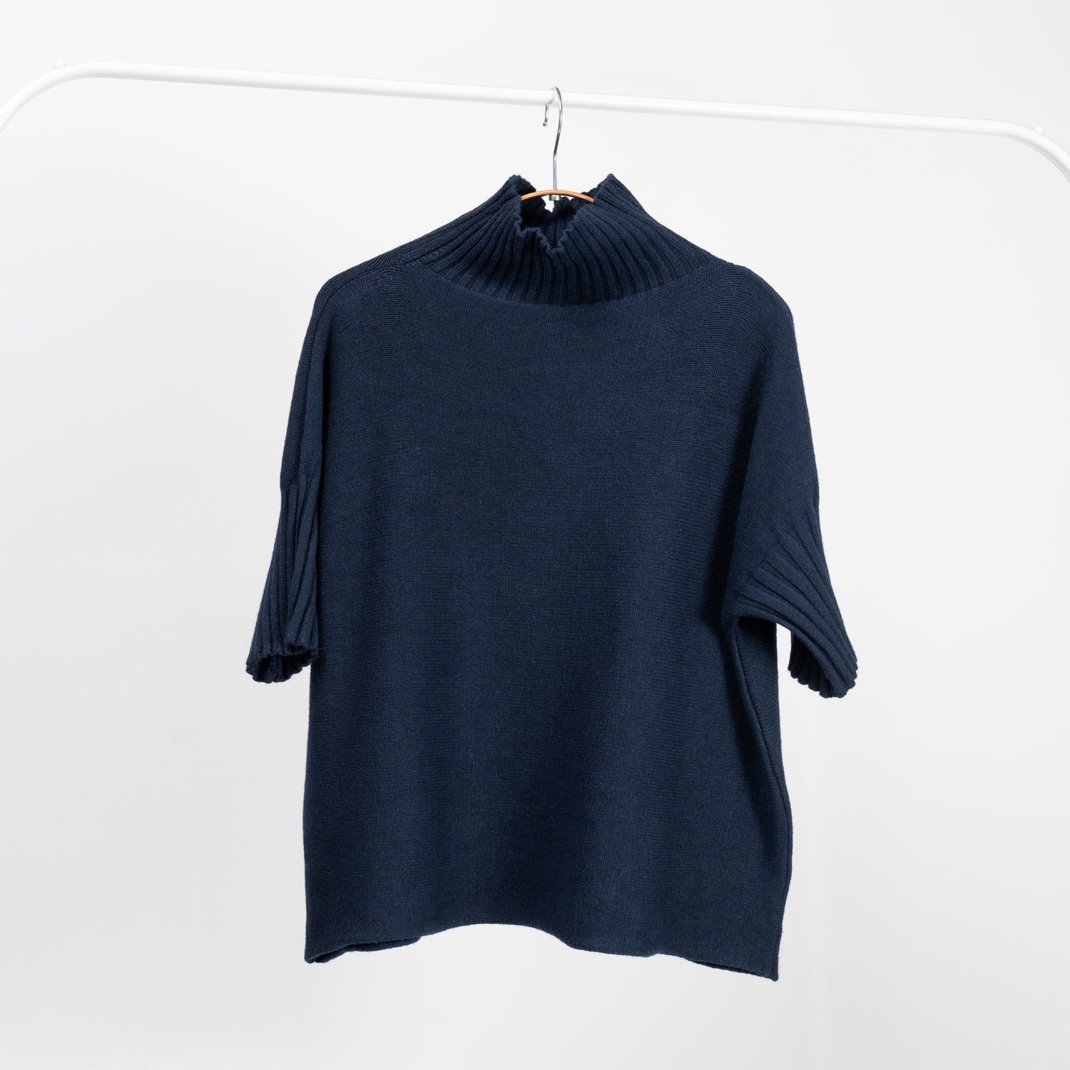 Pulover bleumarin cu mânecă scurtă și guler turtle neck, din tricot moale