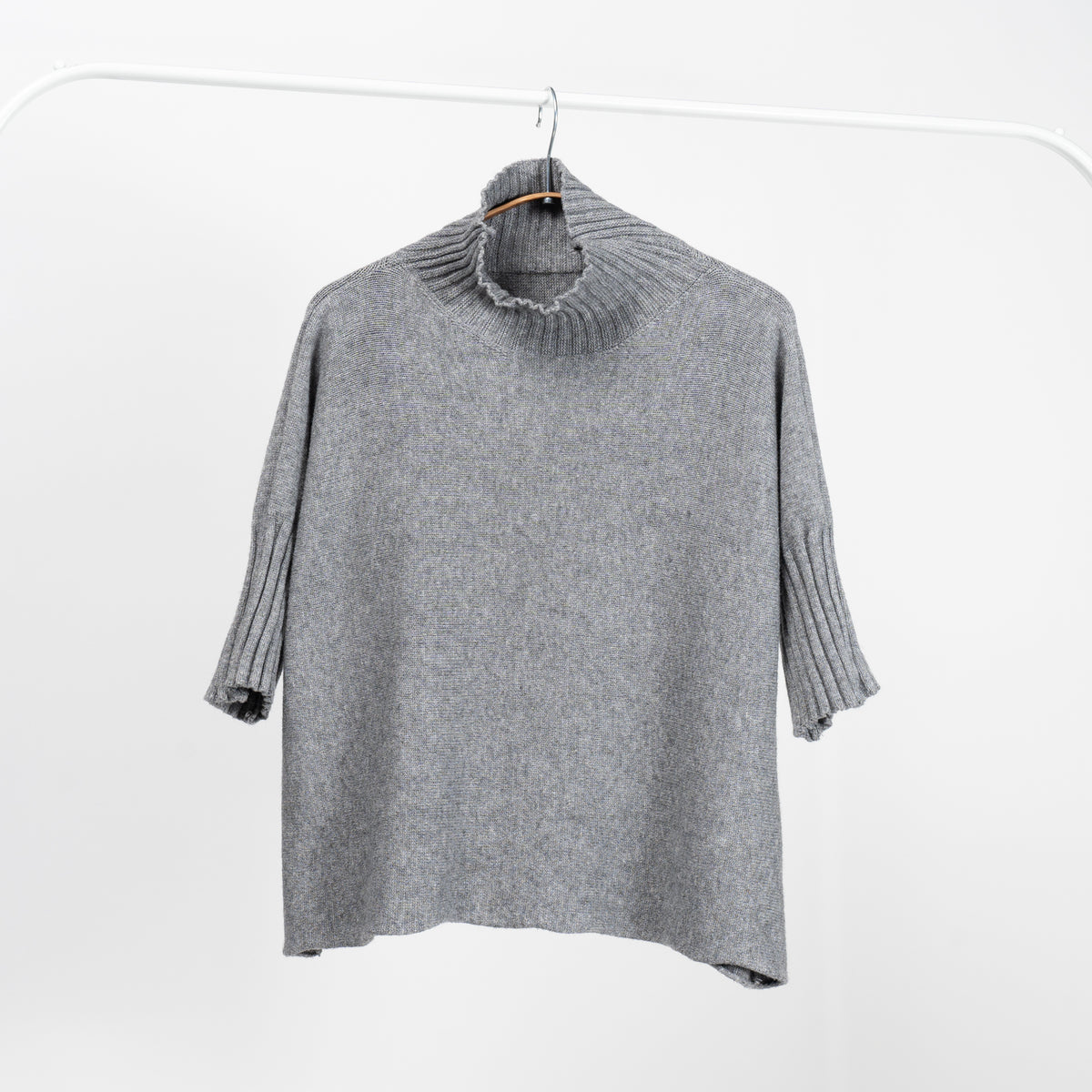 Pulover gri cu mânecă scurtă și guler turtle neck, din tricot soft