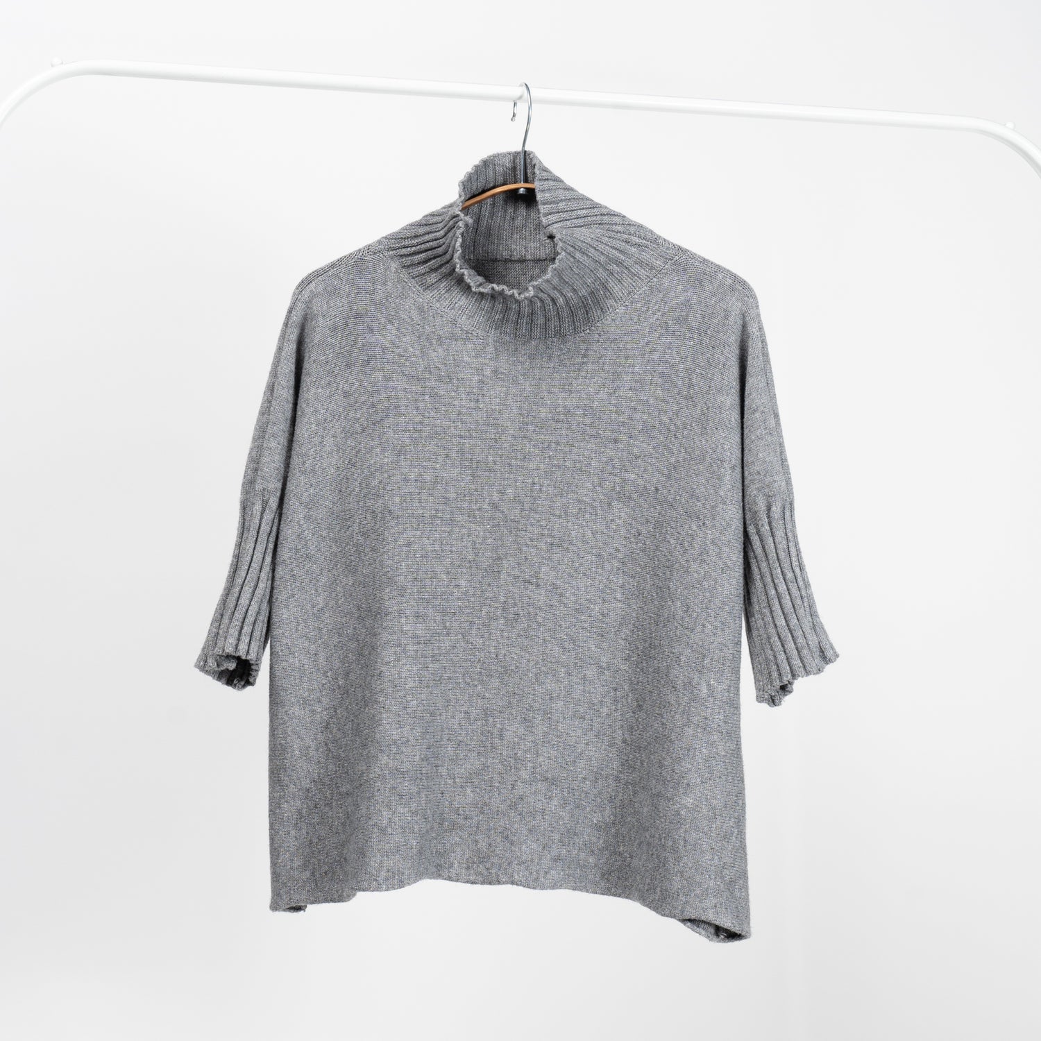 Pulover gri cu mânecă scurtă și guler turtle neck, din tricot soft