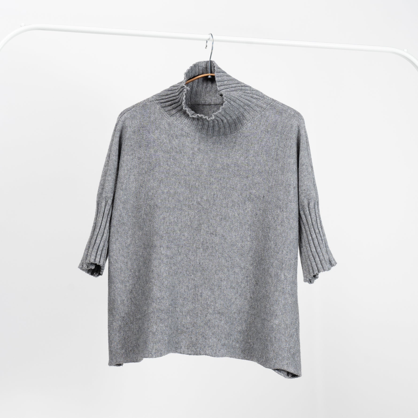 Pulover gri cu mânecă scurtă și guler turtle neck, din tricot soft