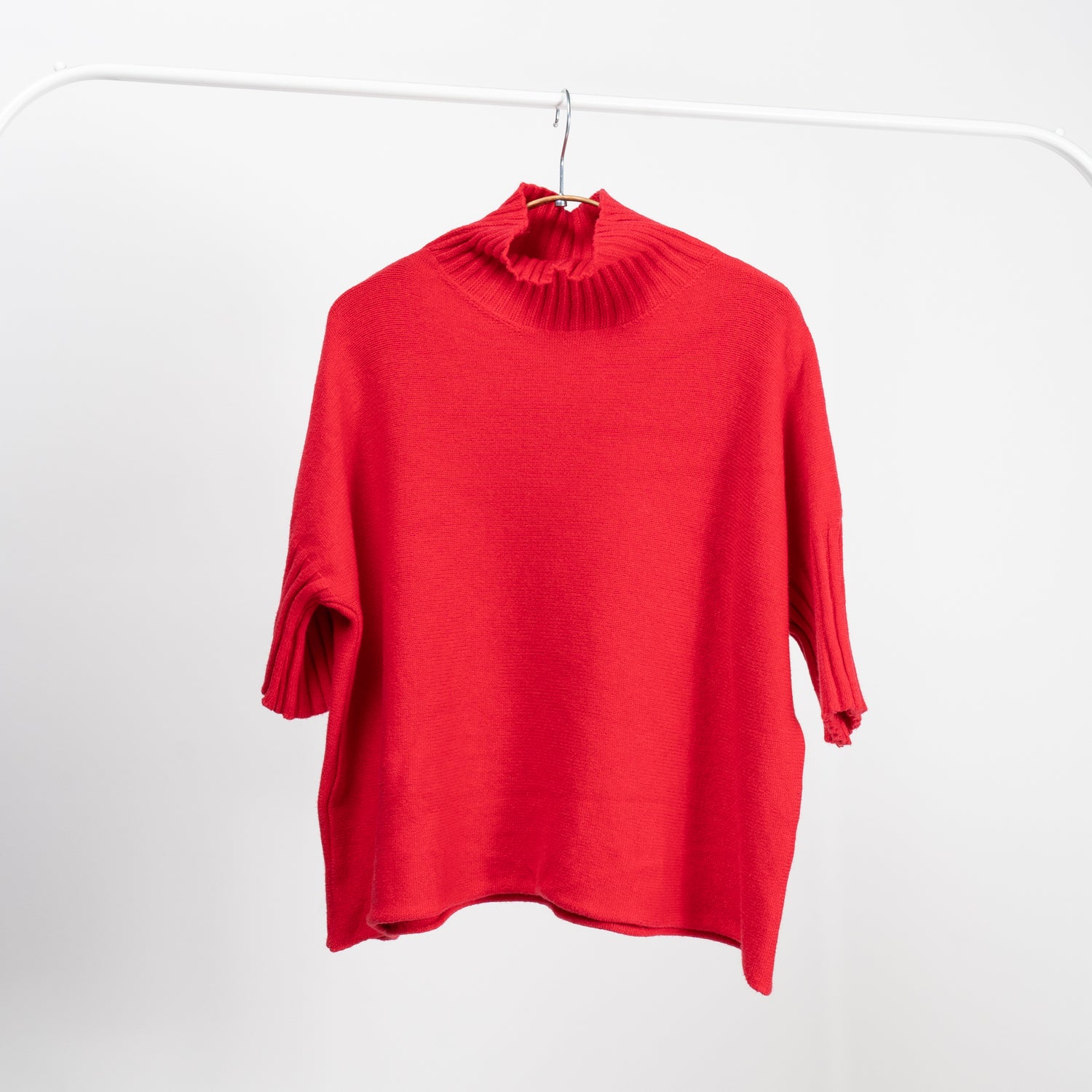 Pulover roșu cu mânecă scurtă și guler turtle neck, din tricot moale