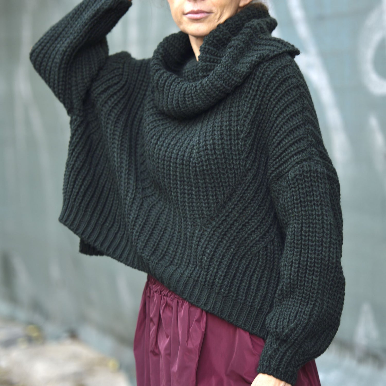 Pulover tricotat crop cu guler mare