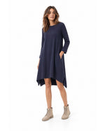 Rochie A-line bleumarin din jerseu, cu buzunare și colțuri la tiv, vedere din trei sferturi - All Above Boutique