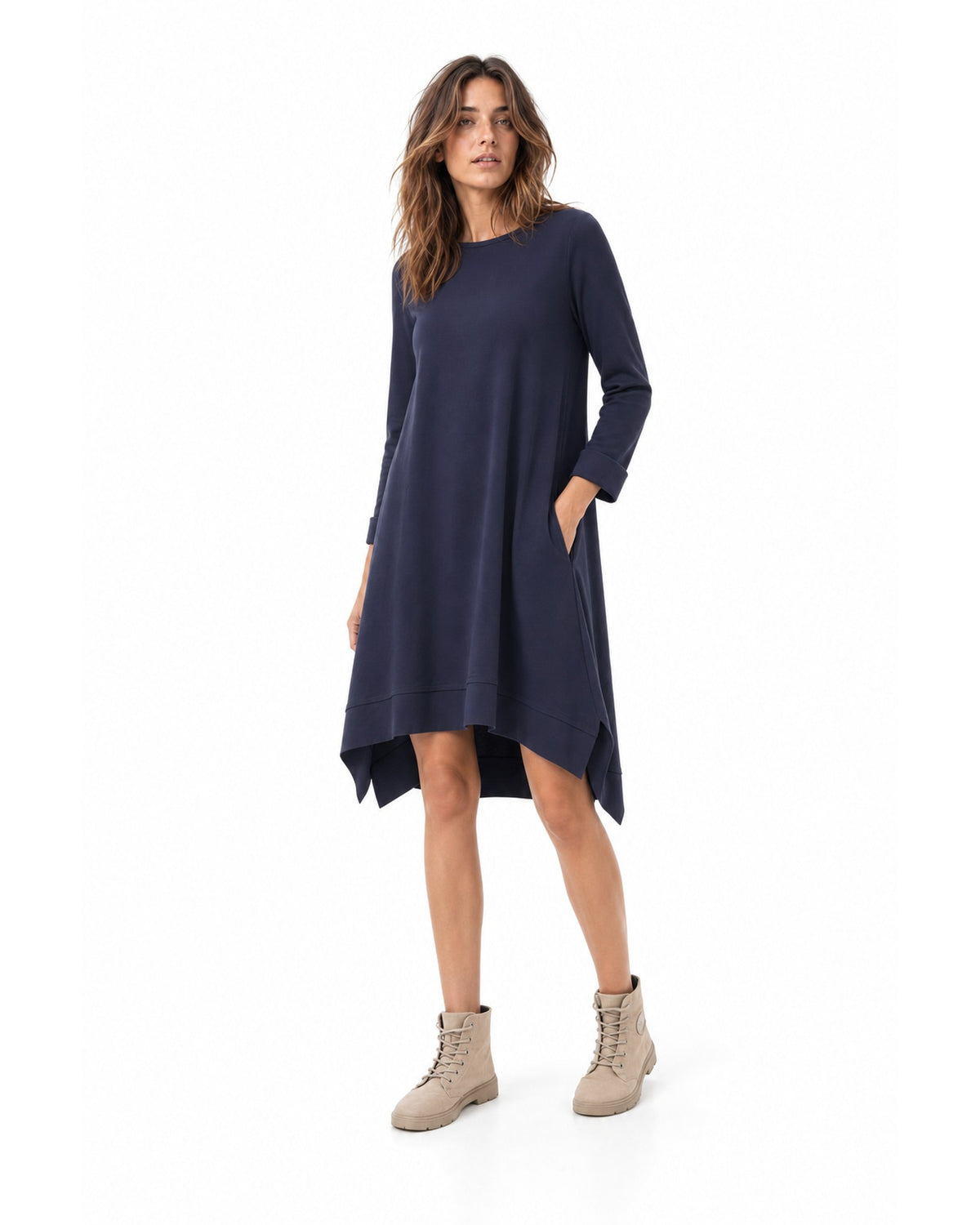 Rochie A-line bleumarin din jerseu, cu buzunare și colțuri la tiv, vedere din trei sferturi - All Above Boutique
