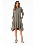 Rochie A-line kaki din jerseu, cu buzunare și colțuri la tiv, purtată pe model - All Above Boutique