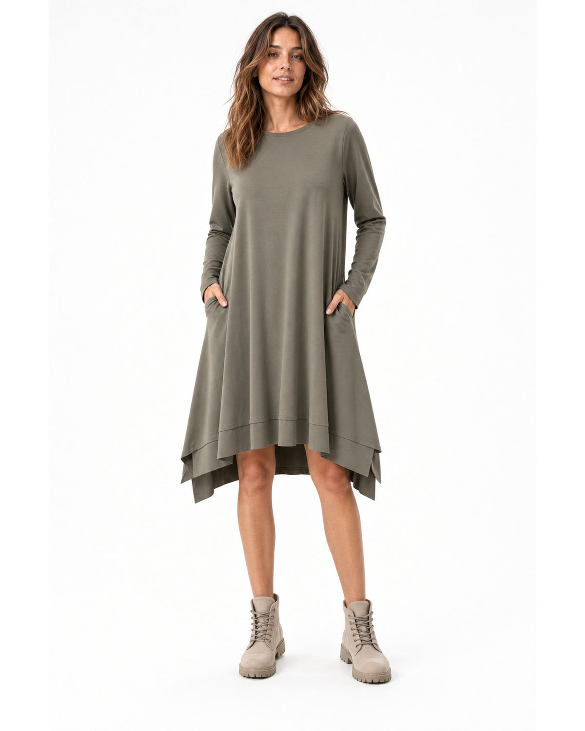 Rochie A-line kaki din jerseu, cu buzunare și colțuri la tiv, purtată pe model - All Above Boutique