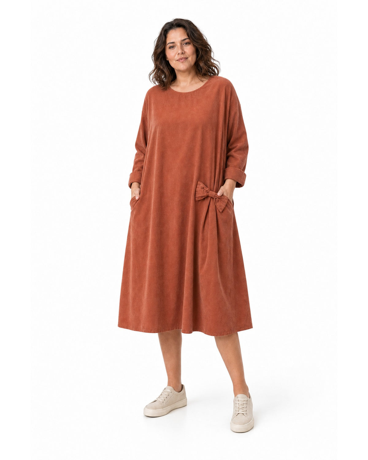 Rochie midi din catifea reiată portocaliu închis, cu fundă laterală și buzunare, purtată pe model, vedere din față - All Above Boutique