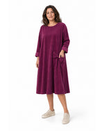Rochie midi din catifea reiată roșu închis, croi trapez cu fundă laterală, purtată pe model - All Above Boutique