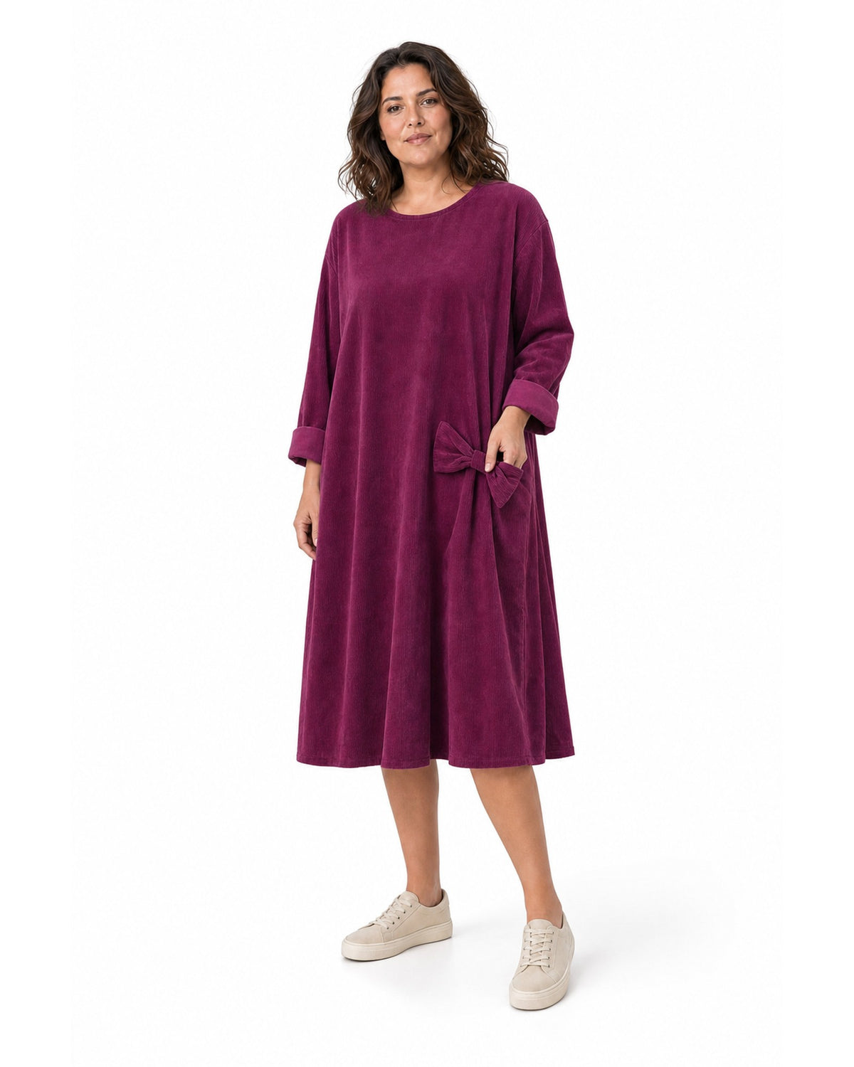 Rochie midi din catifea reiată roșu închis, croi trapez cu fundă laterală, purtată pe model - All Above Boutique