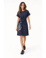 Rochie bleumarin cu cordon cu buline albe legat în talie, model în mers - All Above Boutique