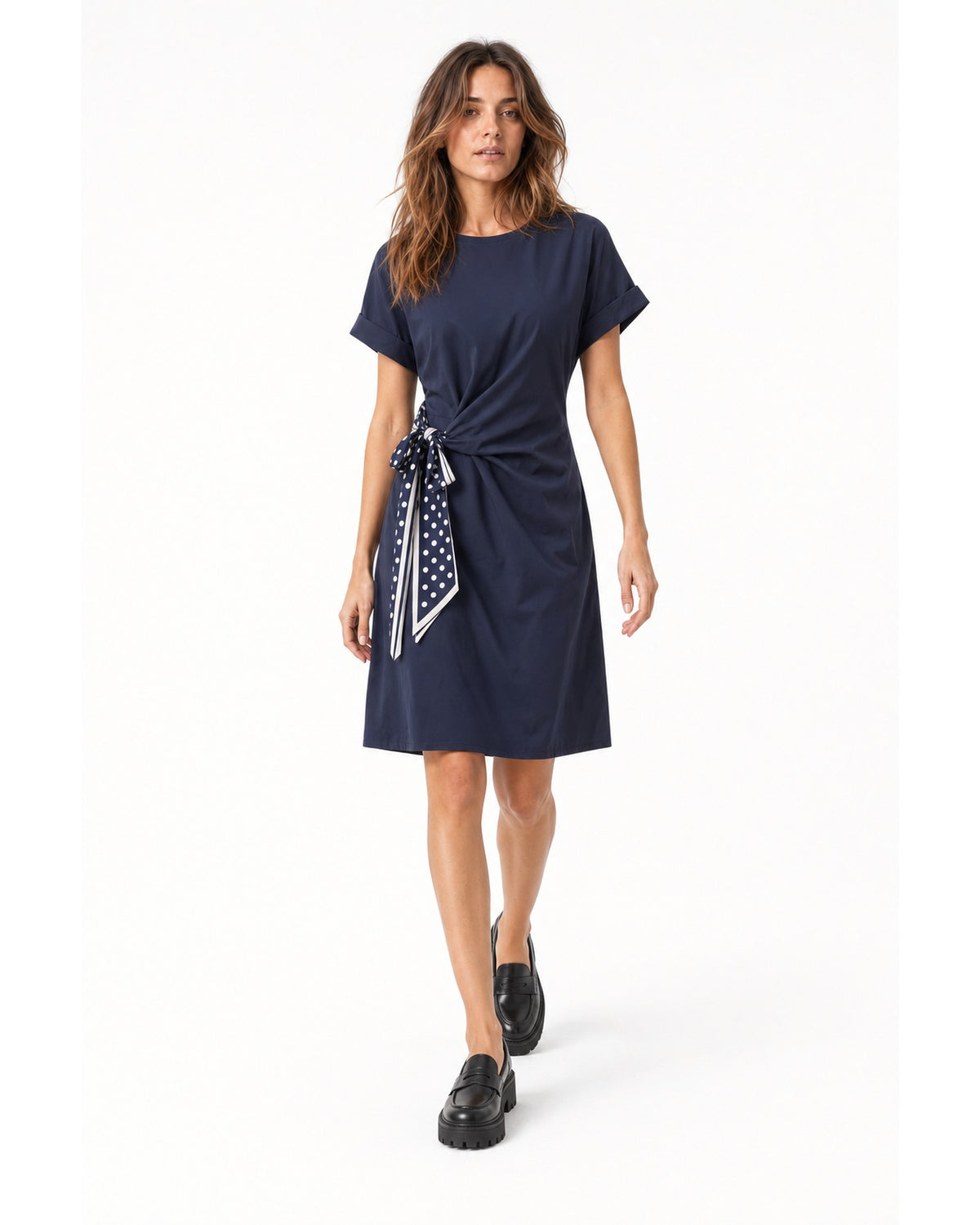 Rochie bleumarin cu cordon cu buline albe legat în talie, model în mers - All Above Boutique