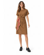 Rochie camel cu drapaj în talie și eșarfă cu buline legată lateral, purtată pe model - All Above Boutique