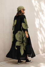 Rochie maxi fluidă kaki cu imprimeu floral mare, vedere din spate, croială oversized — All Above Boutique.