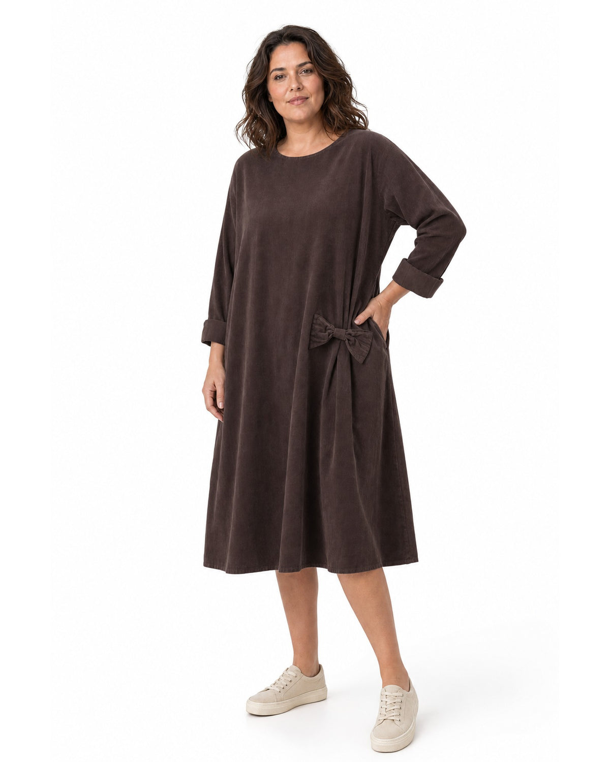 Rochie midi din catifea reiată maro cafea cu fundă laterală, purtată pe model, vedere din trei sferturi - All Above Boutique