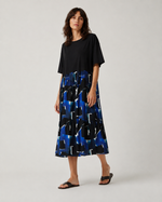 Rochie midi lejeră neagră cu print abstract albastru, prezentată pe model în studio