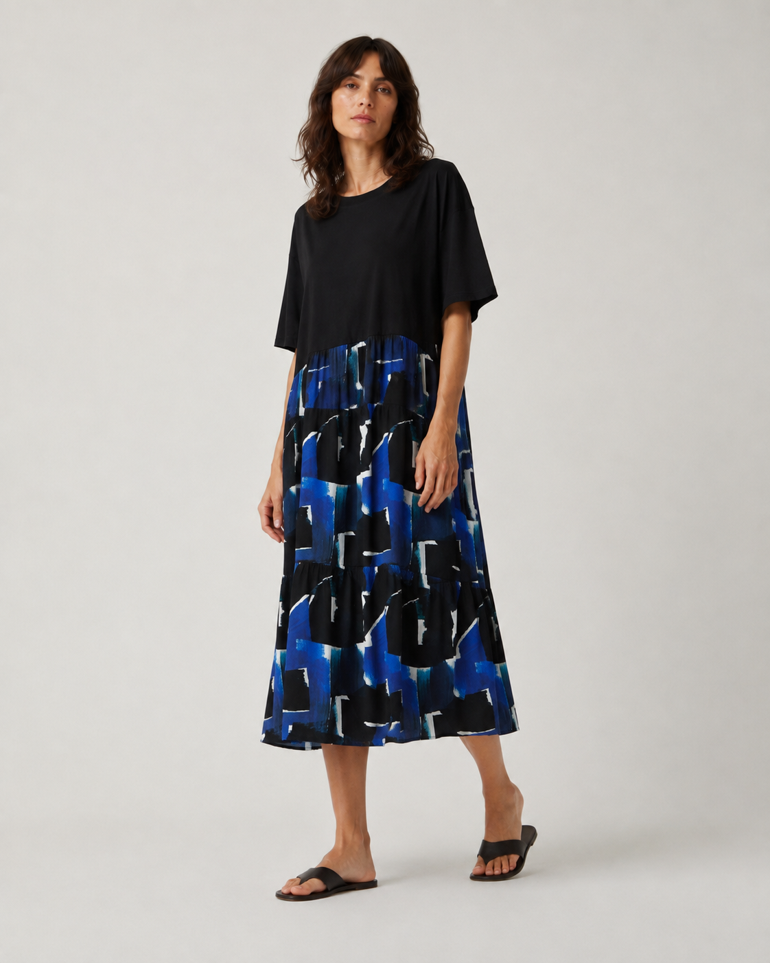 Rochie midi lejeră neagră cu print abstract albastru, prezentată pe model în studio