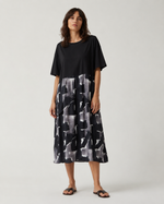 Rochie midi lejeră neagră cu print abstract gri, prezentată pe model în studio
