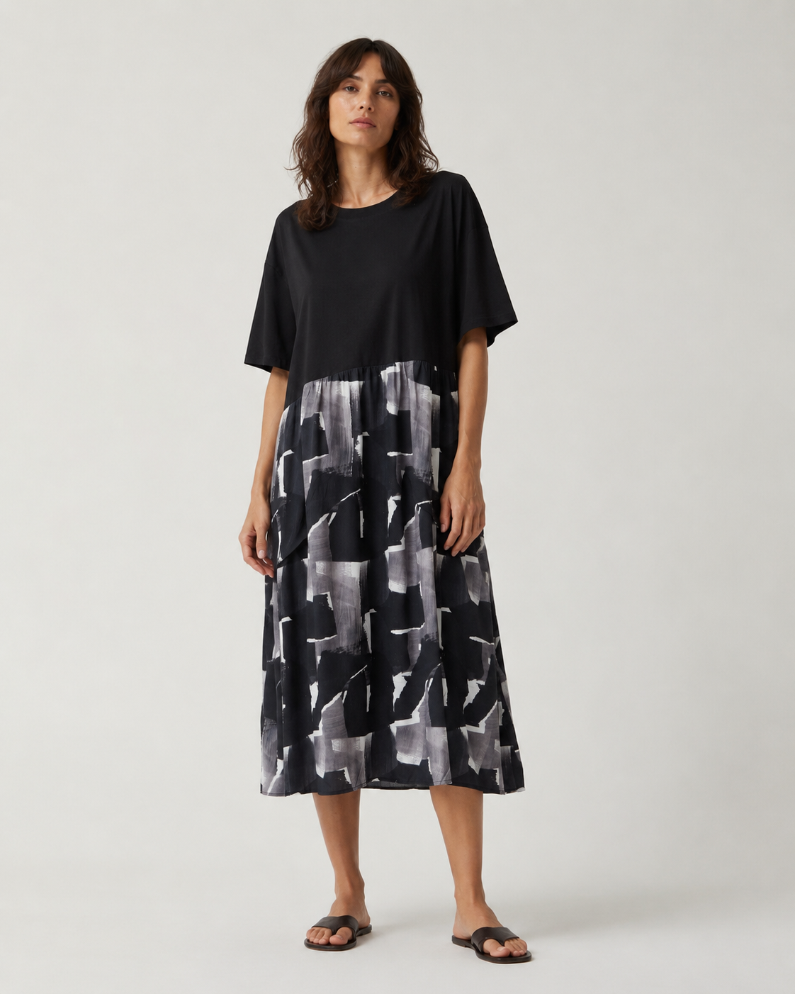 Rochie midi lejeră neagră cu print abstract gri, prezentată pe model în studio