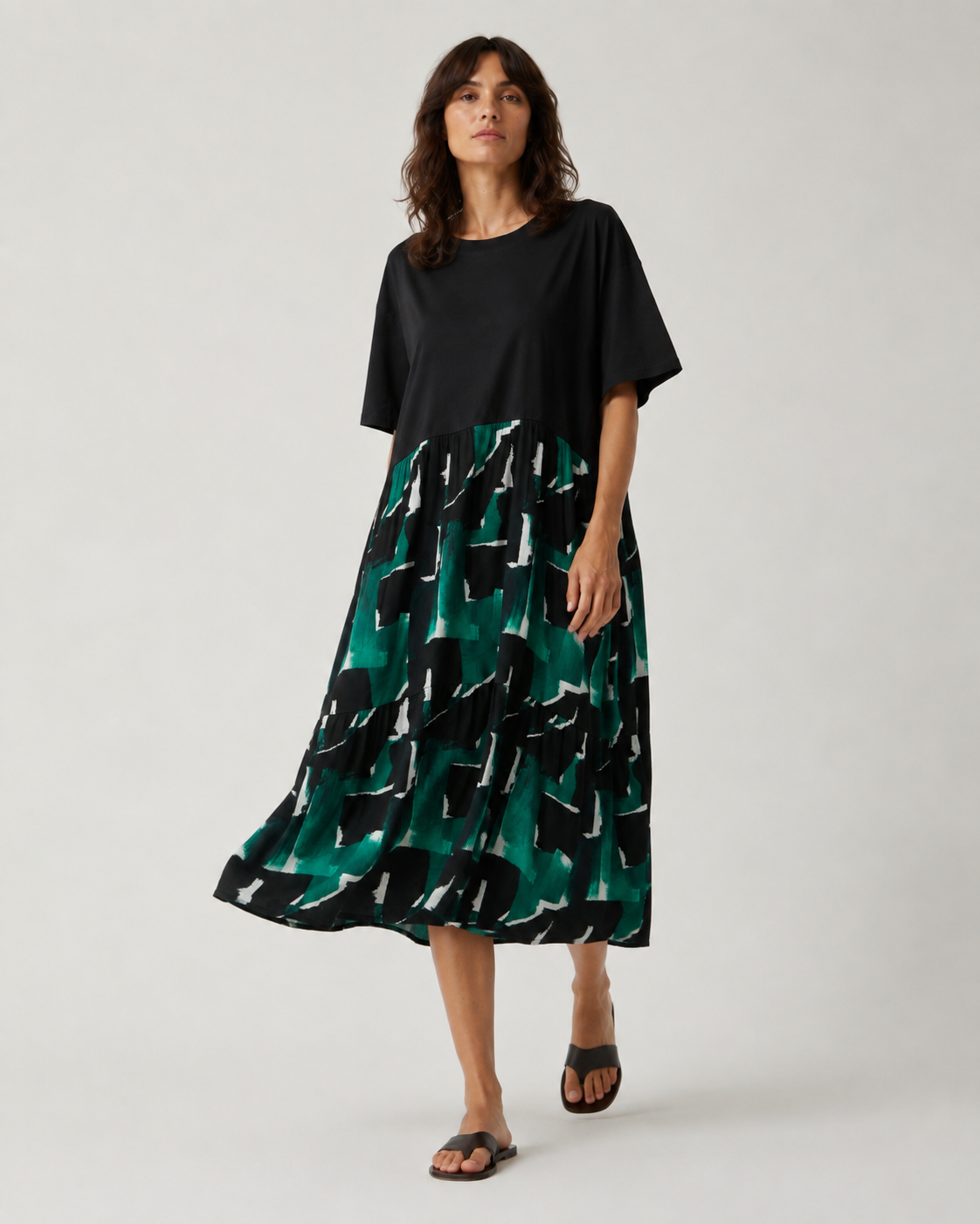 Rochie midi neagră cu print abstract verde, croi amplu și lejer, prezentată pe model