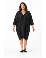 Rochie neagră plus size cu decolteu în V, drapaj în față și mâneci liliac 3/4 - All Above Boutique