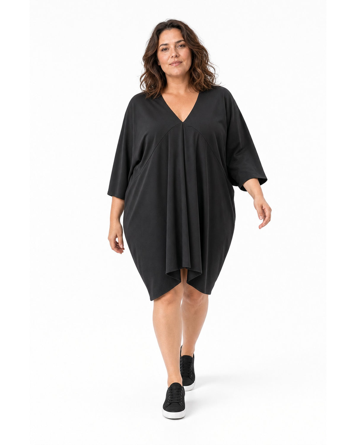 Rochie neagră cocon pentru mărimi mari, în mers, purtată cu teniși negri - All Above Boutique