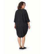 Rochie neagră plus size văzută din spate, cu cusătură la șold și tiv rotunjit - All Above Boutique