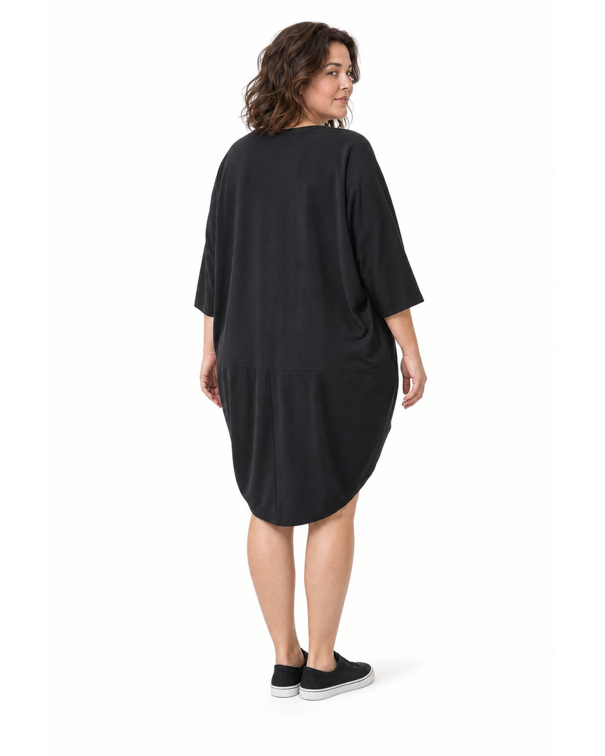 Rochie neagră plus size văzută din spate, cu cusătură la șold și tiv rotunjit - All Above Boutique
