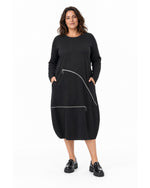 Rochie midi plus size neagră cu fermoare decorative argintii, vedere din față pe model - All Above Boutique