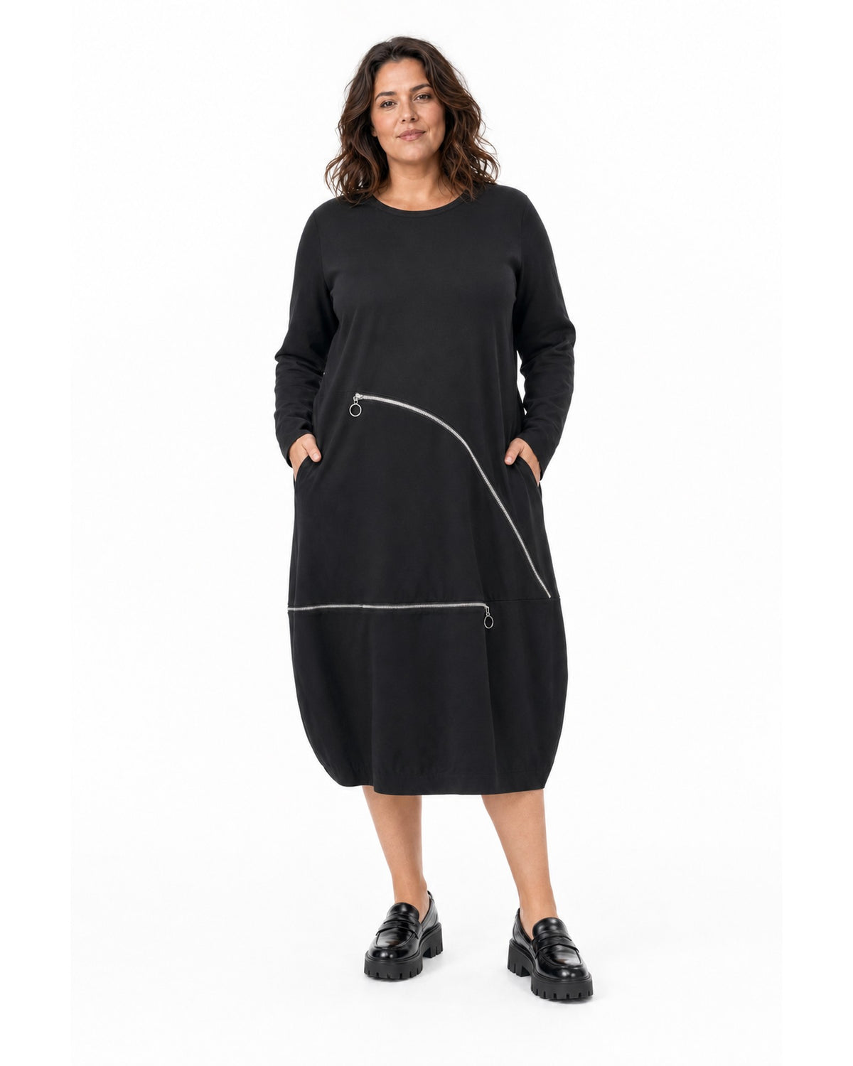 Rochie midi plus size neagră cu fermoare decorative argintii, vedere din față pe model - All Above Boutique