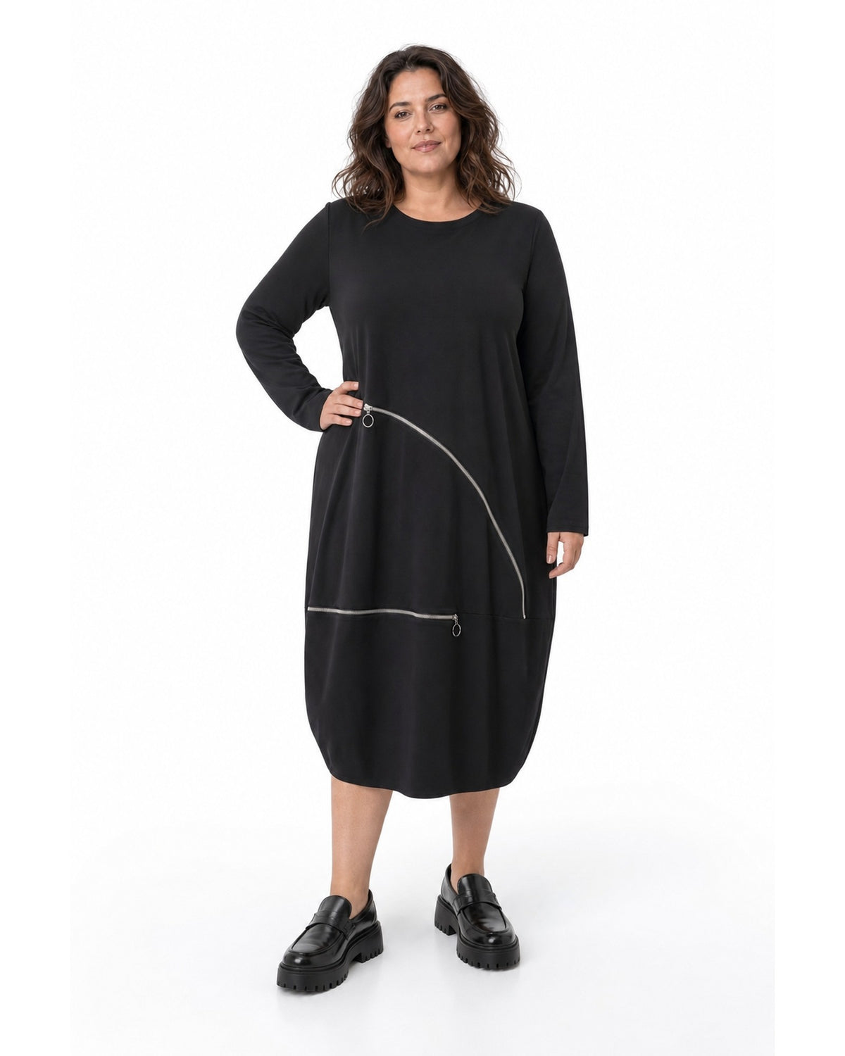 Rochie neagră plus size cu fermoar pe diagonală și tiv balon - All Above Boutique